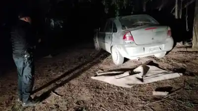 Llegó a su chacra y encontró un auto tapado con una manta: lo que había abajo