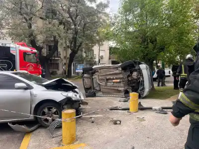 Dos autos chocaron en una esquina de Lomas y uno terminó con las ruedas al cielo