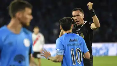 El VAR salvó a un defensor de la expulsión y Belgrano explotó por el gol de River