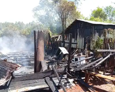 El fuego ya envolvía una casa en San Miguel y los vecinos miraban: lo que hicieron los bomberos