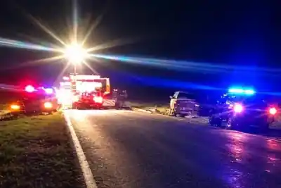 Tres jóvenes cambiaban una goma en la ruta y una camioneta se los llevó puestos