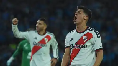 Un zurdazo en la medialuna y un VAR que dio que hablar: así se gestó el 3-0 de River en Córdoba