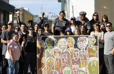 Veinte pibes tomaron una esquina del centro con un mural: qué escribieron sobre lo que sienten