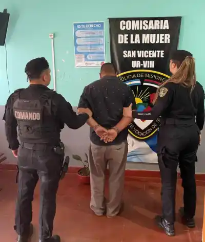 Un machete, un cuchillo y tres detenidos: lo que encontró la Policía en cada casa