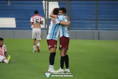 La expulsión que desató la goleada de Alianza: 4-0 y a semis