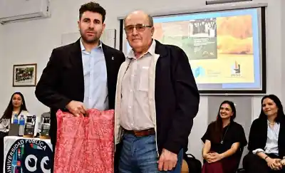 Sus hijos fueron a la presentación y se encontraron con el retrato de su padre fallecido