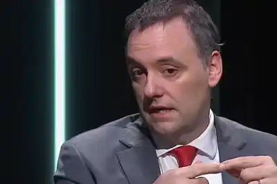 El biógrafo de Milei lanzó una crítica demoledora y la respuesta del Jefe de Gabinete dejó a todos boquiabiertos