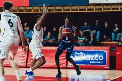 Iván Gramajo hizo 25 puntos, pero un triple suyo no alcanzó para Regatas
