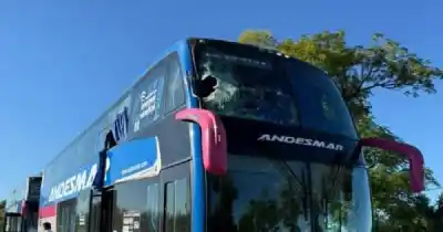 Un poste se desprendió de un camión y atravesó un colectivo: el impactante momento que dejó a todos en vilo