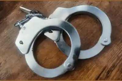 Entró por una ventana y se llevó la mochila de una policía: adentro había algo que lo delata
