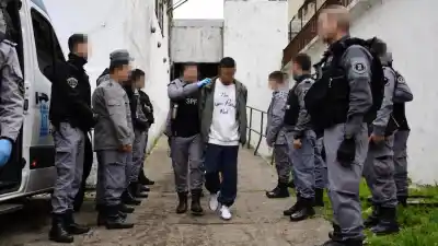 Devoto se vacía: 1.400 presos ya duermen en Marcos Paz, pero una visita papal frenó el cierre total