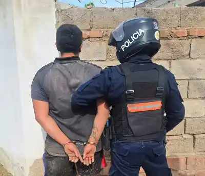 Entraron a robar a varias casas del mismo barrio: los esperaban dos policías heridos