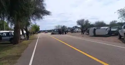 Iba a estacionar en La Llave y terminó con el auto dado vuelta: quiénes iban adentro
