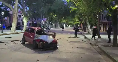 Iban a gran velocidad por San Juan: el Corsa rojo terminó contra un árbol y hay un joven muerto