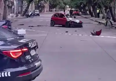 Iba solo en el Corsa por San Juan y el auto terminó destruido: hay un muerto