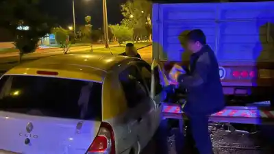 Un taxi terminó incrustado contra un acoplado en Itaembé Guazú: así lo sacaron