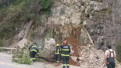Un vehículo recibió el impacto de rocas y tierra en plena Ruta 40: qué pasó con quienes iban adentro