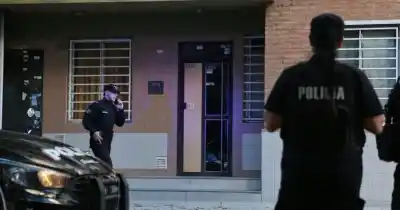 Una llamada al 911 reveló una escena macabra en un departamento y un hombre se arrojó desde un edificio