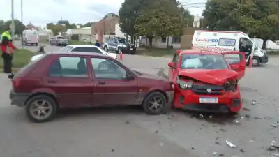 Cinco autos chocaron al mismo tiempo en una esquina de Banda Norte: hay cuatro heridos