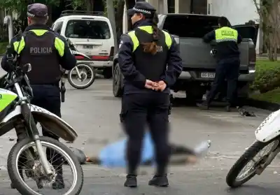 Un motociclista de 23 años chocó contra una Amarok y murió en el acto