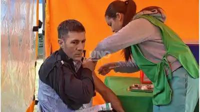 La vacuna que sumó Santa Fe y que ahora aplican en plazas y en el hall del municipio