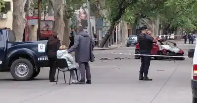 Lo quisieron identificar en pleno centro, aceleró y terminó contra un árbol