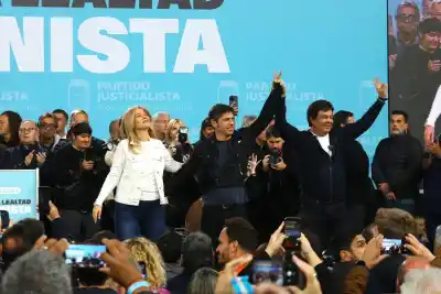 El intendente que levantó la mano en el acto peronista y todos miraron a Kicillof