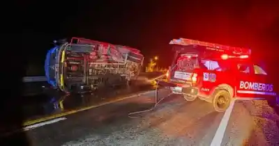 Un camión volcó en una ruta clave y lo que dejó en el asfalto sorprendió a todos