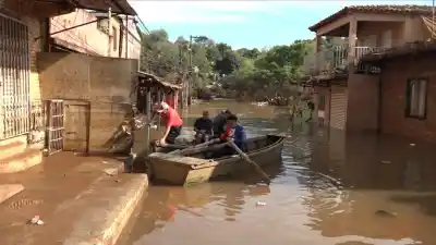 Ciudad del Este bajo el agua: pagan un dólar para cruzar en bote y llegar a trabajar