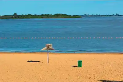 Paraná se prepara para la crecida: el balneario Thompson ya tiene boyas y guardavidas, pero el río sigue subiendo