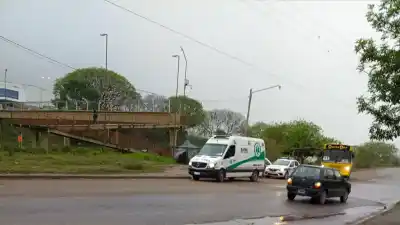 Iba en moto por Alto Comedero y la llovizna le jugó una mala pasada
