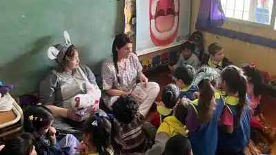 La odontóloga que cambió el consultorio por un aula y ya lleva miles de chicos