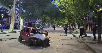 Escapaba de un control, chocó contra un árbol y su acompañante quedó internado: qué dice el parte médico