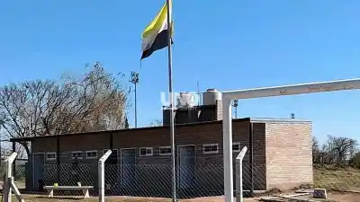 Trepó los techos del Centro Cultural El Pozo y se llevó 15 metros de cable: las cámaras lo filmaron