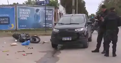 Iba a dejar a su hija a la escuela y terminó chocando con un motociclista en San Martín al 3800