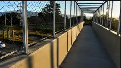 Tres encapuchados lo rodearon en una pasarela y le exigieron algo más que la plata