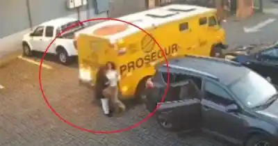 Un camión retrocedió en un estacionamiento y lo que sucedió después quedó grabado para siempre