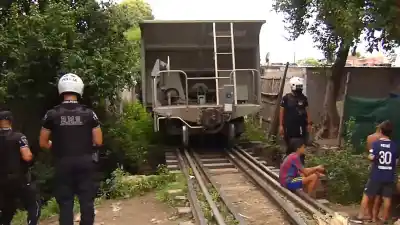 Un policía volvía de un servicio adicional en moto: lo que pasó en las vías de barrio Remedios de Escalada