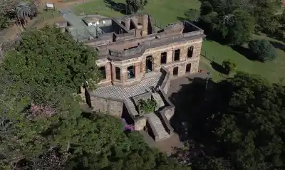 El día que Saint-Exupéry aterrizó de urgencia en un castillo entrerriano y conoció a dos hermanas que vivían con un zorro