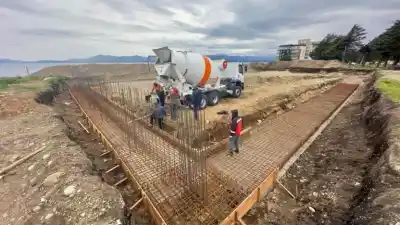 Playa Centenario: tres camiones mixer y 31 metros cúbicos para la primera base del natatorio
