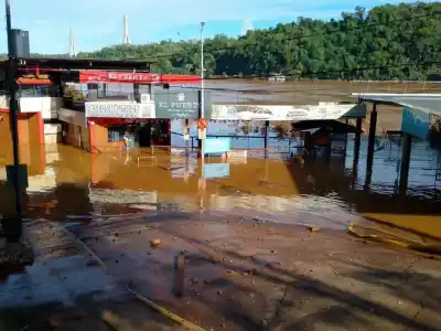 Siete días de lluvia y los puertos de Misiones siguen sin poder cruzar al Paraguay
