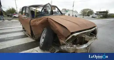 Chocó un Falcon en San Martín, siguió una cuadra y terminó contra una baranda: qué pasó con la conductora
