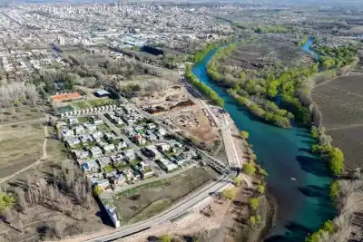 El río Neuquén ya corre con 550 m³/s y la AIC vigila un límite clave