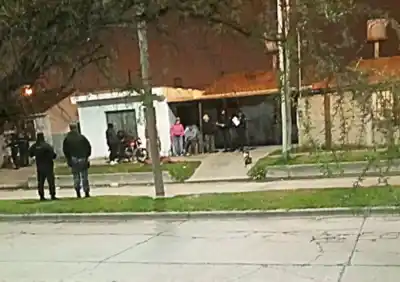 Una noche de tragos en la calle terminó con uno derivado de urgencia al San Bernardo