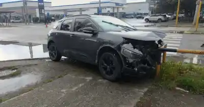 Chocaron en pleno centro y el auto siguió de largo hasta estrellarse contra una estructura