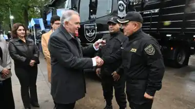 Jaldo sumó aulas, un camión para los caballos y 1.000 pares de botas: qué falta en las comisarías del interior