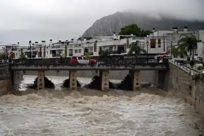 El agua les tapó las puertas y los techos fueron la única salida: 800.000 encerrados