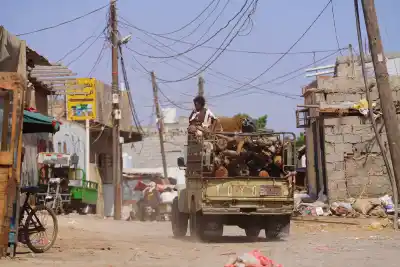Tres misiles cayeron sobre un campamento en Yemen: los hospitales ya no dan abasto