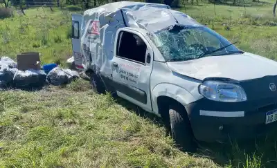 Tocó la banquina en la 152 y la furgoneta terminó dada vuelta: quién iba adentro