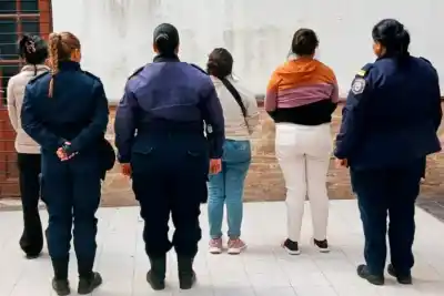 Tres mujeres se agarraron a golpes frente al hospital de La Paz: una terminó detenida